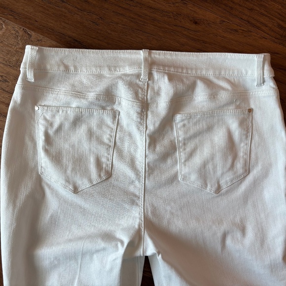 Chico's Size 2 White Perfect Stretch Girlfriend Flare Ankle Jeans Womens Size 12 - Picture 11 of 17